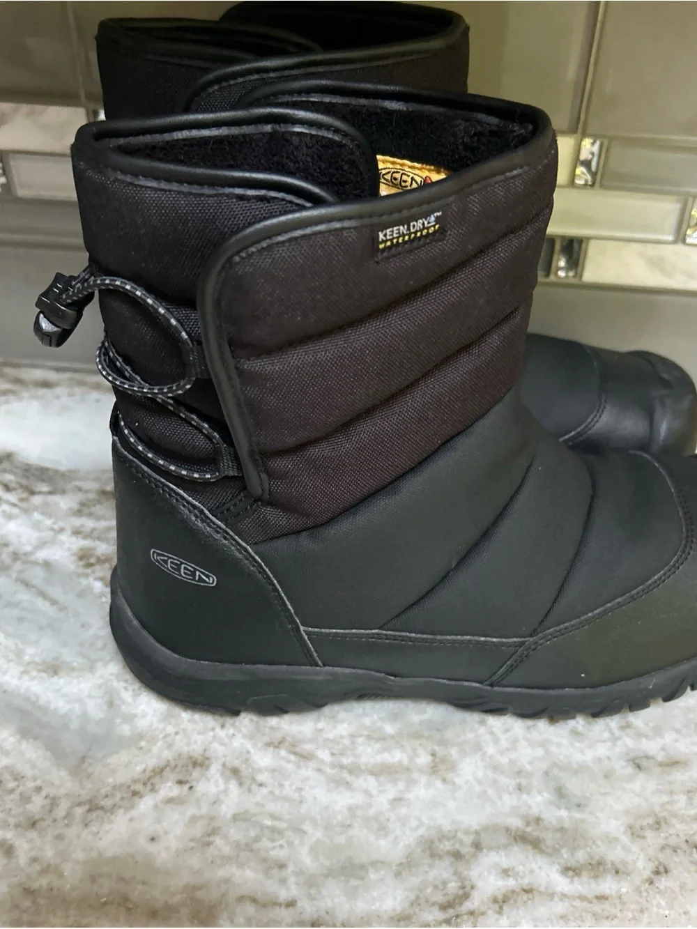 KEEN Puffrider Waterproof  Warm 200gm Black Big Kids 6 Winter Boots New Snow
